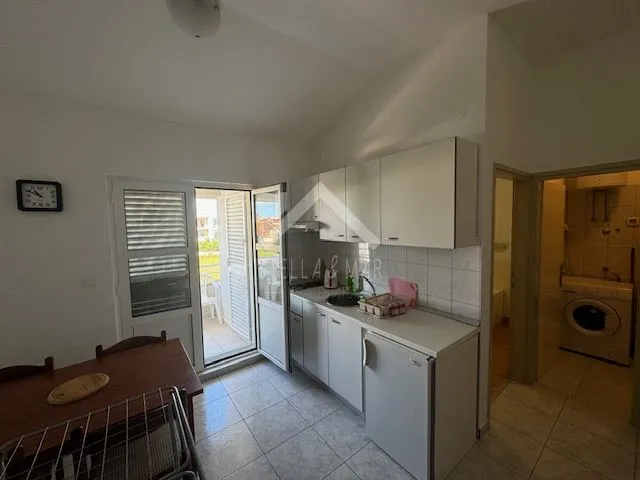 jednosobni apartman prvi red uz more- sukošan - slika 4