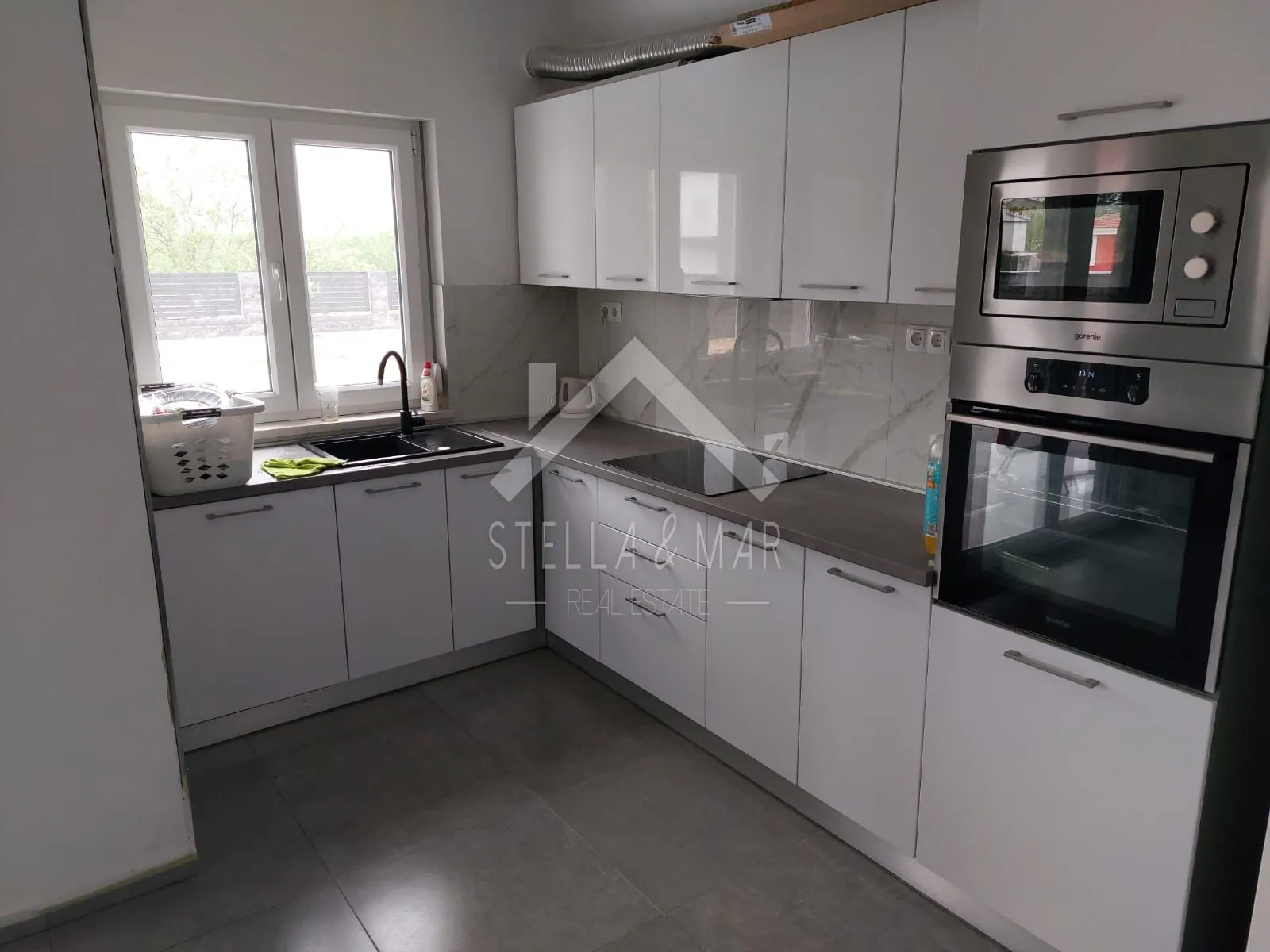 vila sa bazenom, velika okućnica - murvica - slika 12