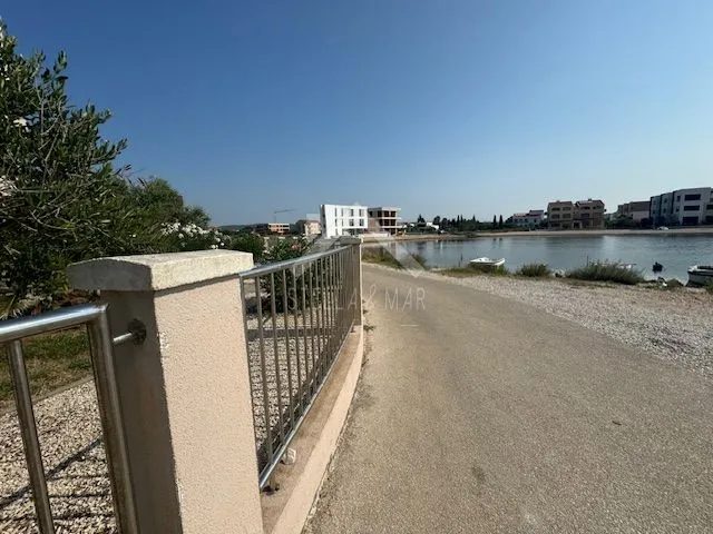jednosobni apartman prvi red uz more- sukošan - slika 13