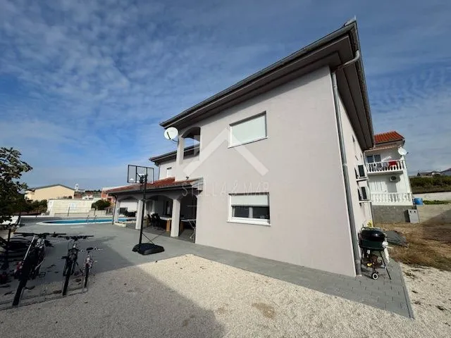 prekrasna kuća sa bazenom - rtina - slika 9