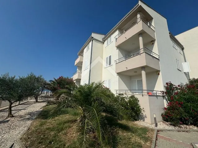 jednosobni apartman prvi red uz more- sukošan - slika 15