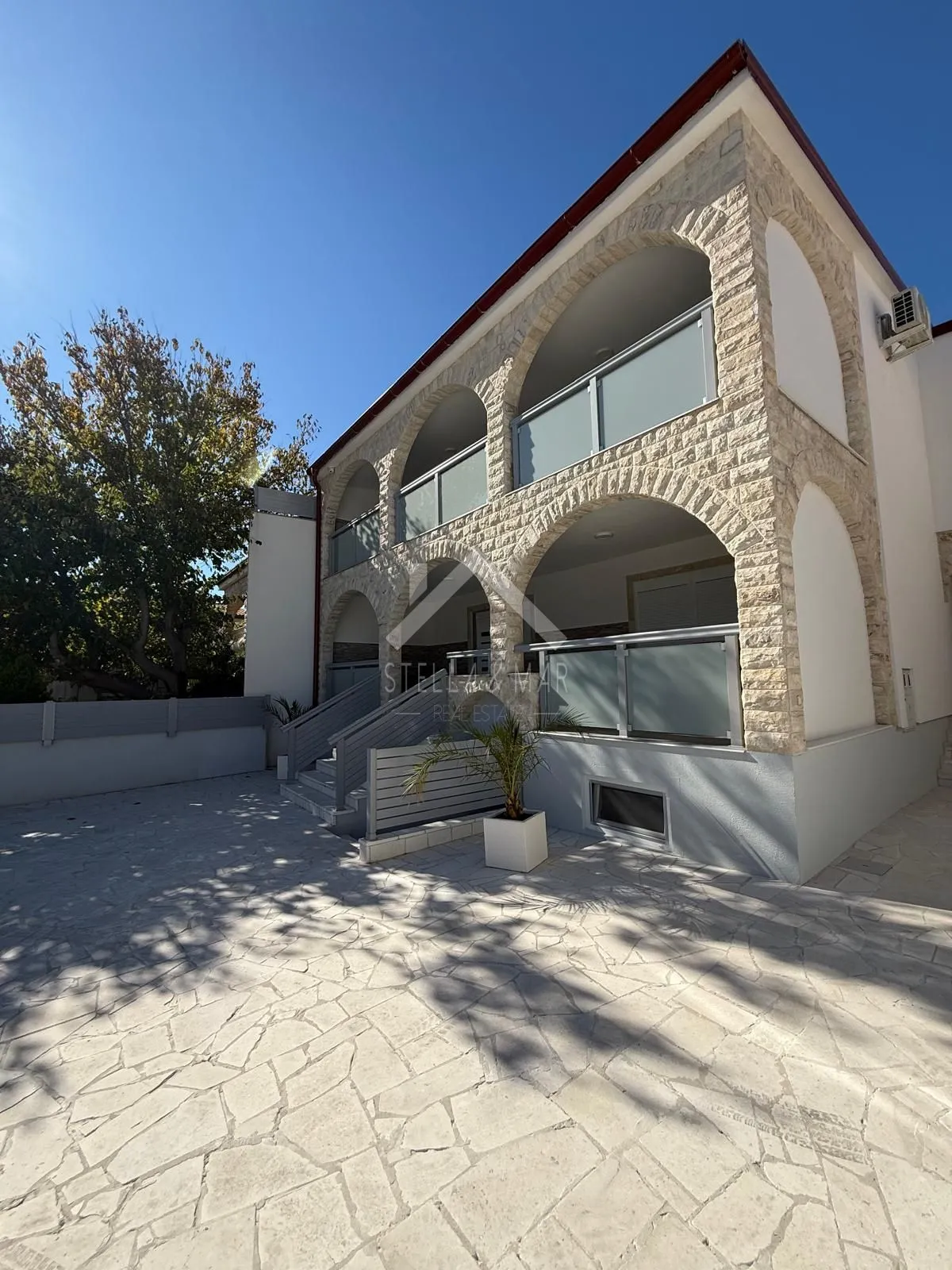 prekrasna kuća sa 3 apartmana - vir - slika 3