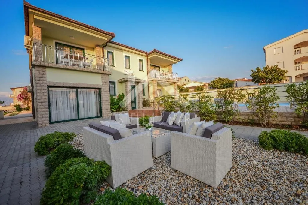 villa sa bazenom na atraktivnoj lokaciji - vir - slika 3