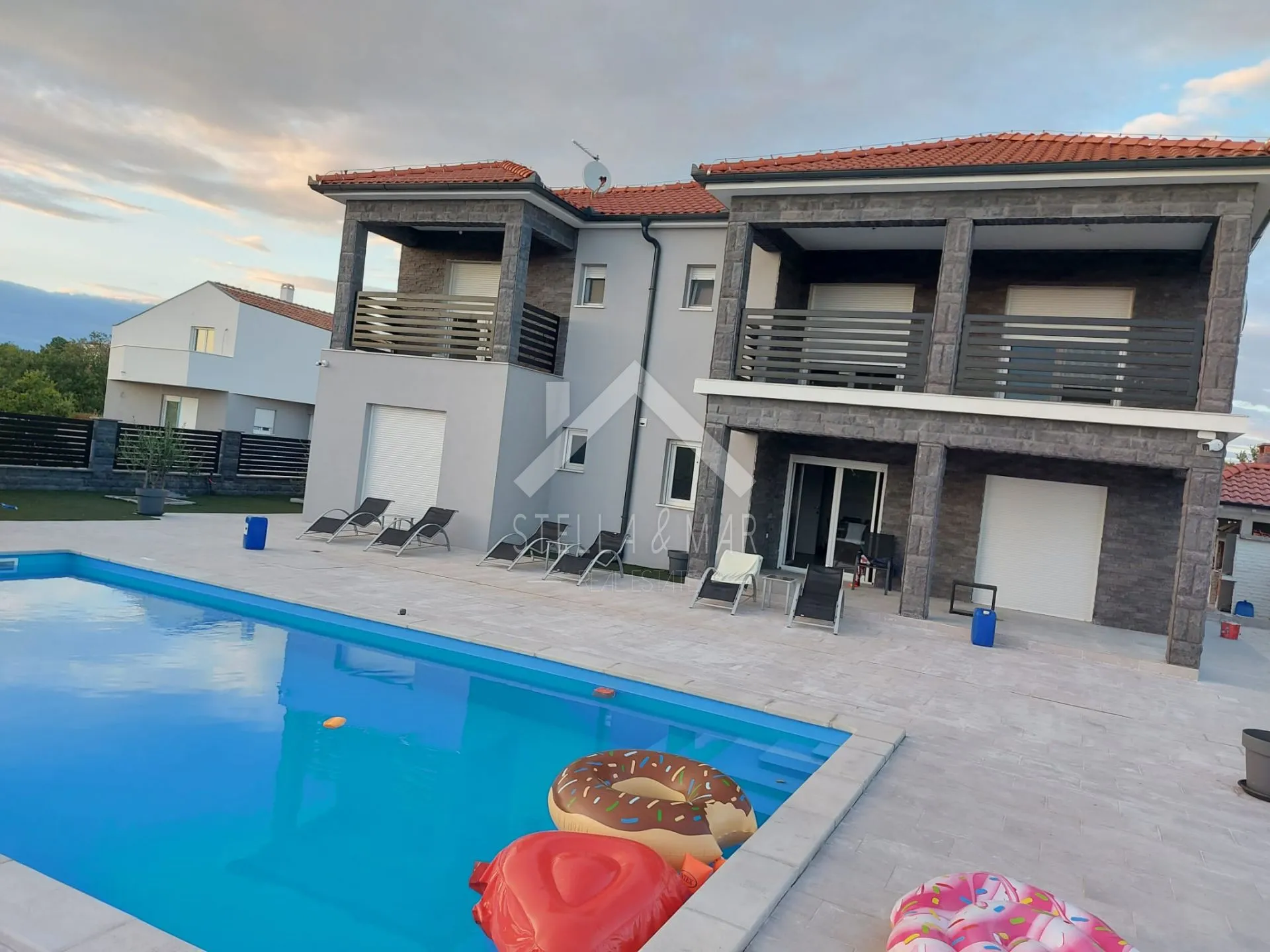 vila sa bazenom, velika okućnica - murvica - slika 9