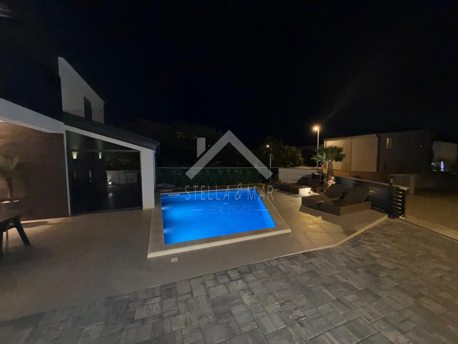 luksuzna villa sa dva apartmana i bazenom, centar - vir - slika 8