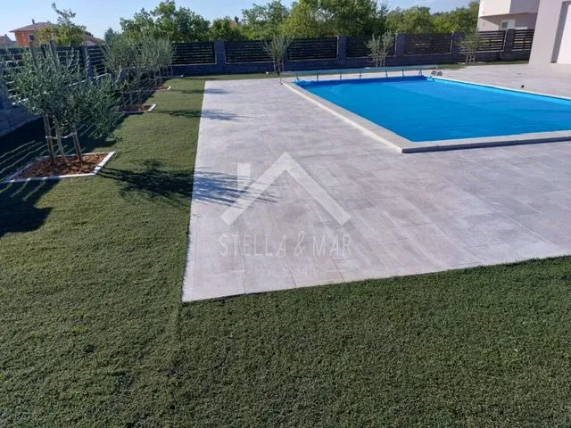 vila sa bazenom, velika okućnica - murvica - slika 25