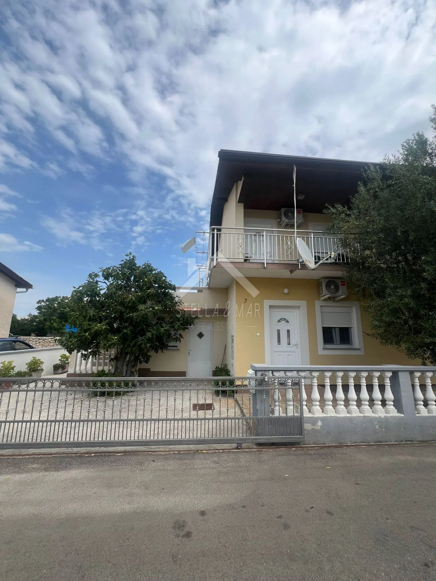 kuća sa 4 stana, garaža, prostrana okućnica - zukve, vrsi - slika 3