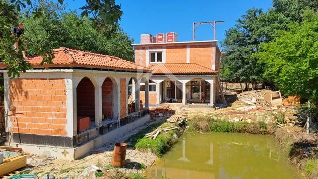 kuća sa bazenom i pomoćnim objektom - lovinac - slika 11