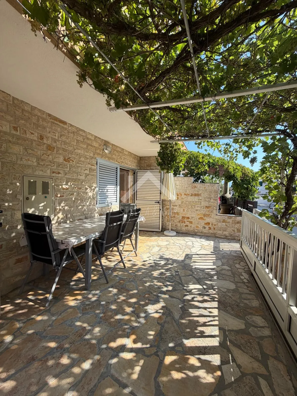 kuća sa 3 apartmana i garažom 350m do mora - vir - slika 2