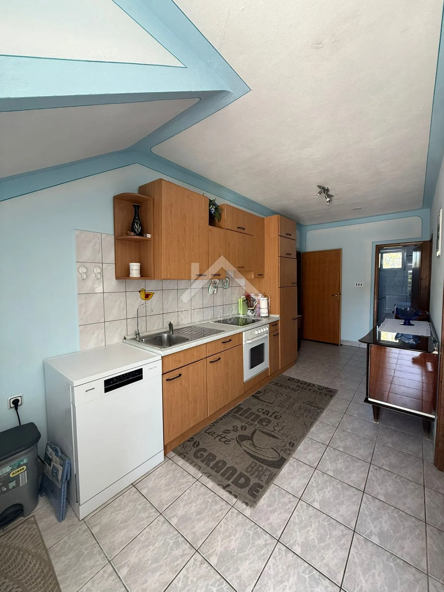 kuća sa dva apartmana, prostrano dvorište - vir - slika 5