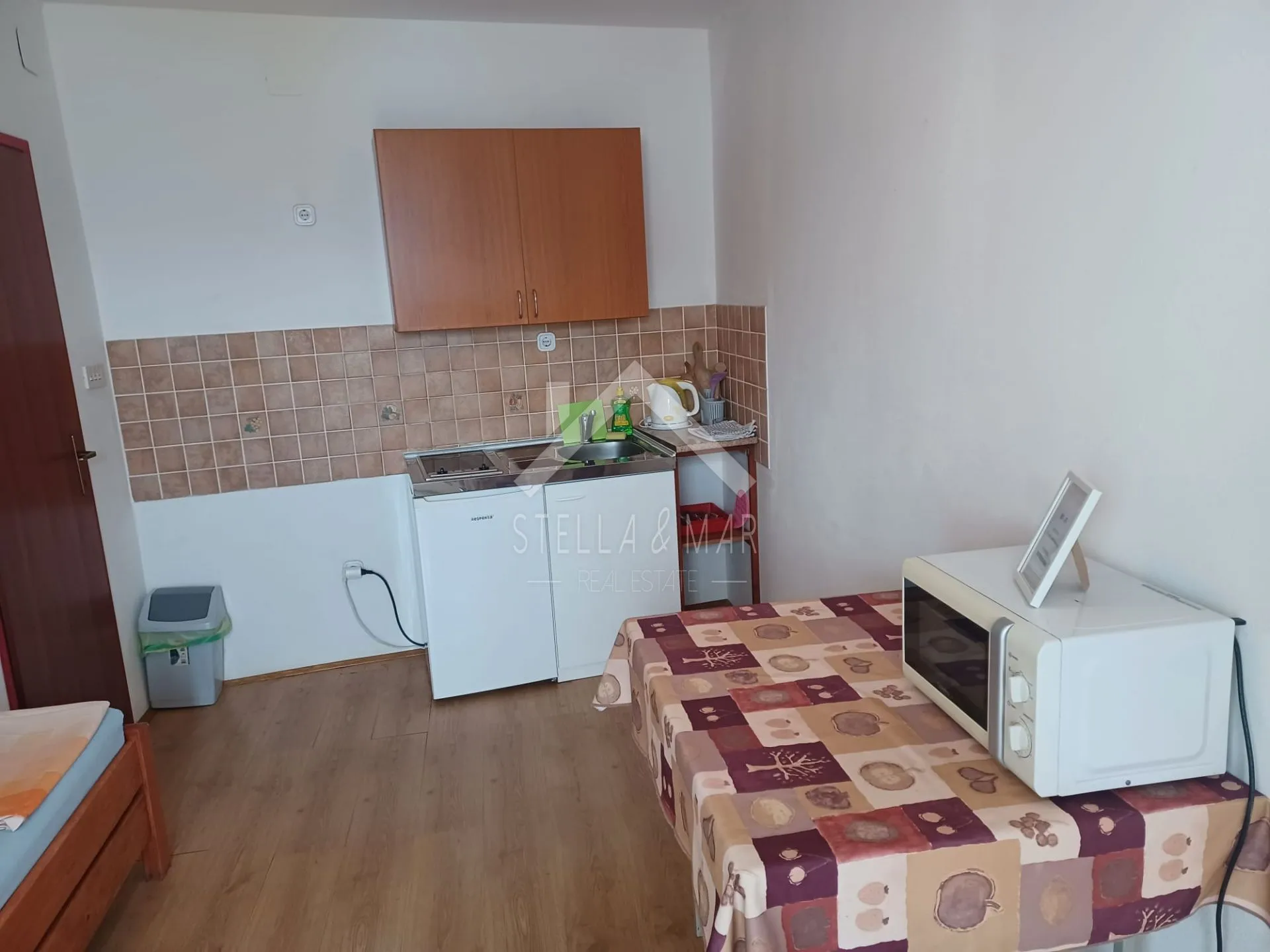 kuća sa 6 apartmana 1. red do mora - vir - slika 7