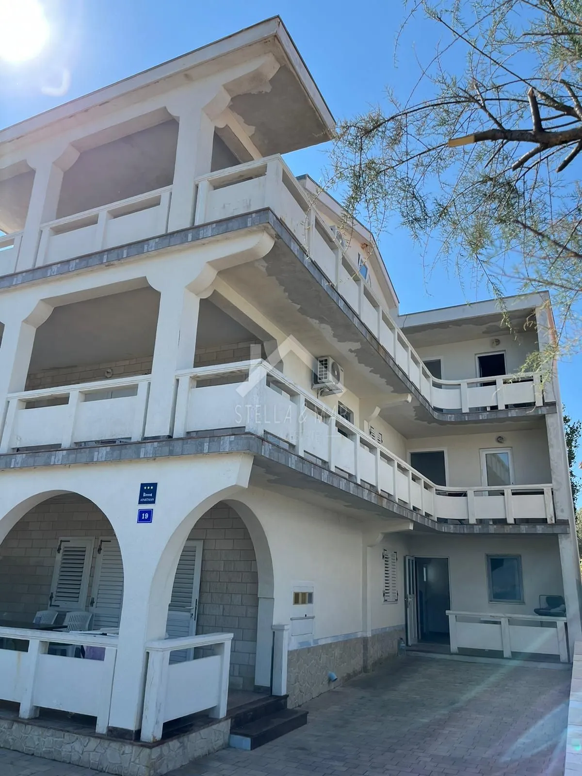 kuća sa 6 apartmana 1. red do mora - vir - slika 24