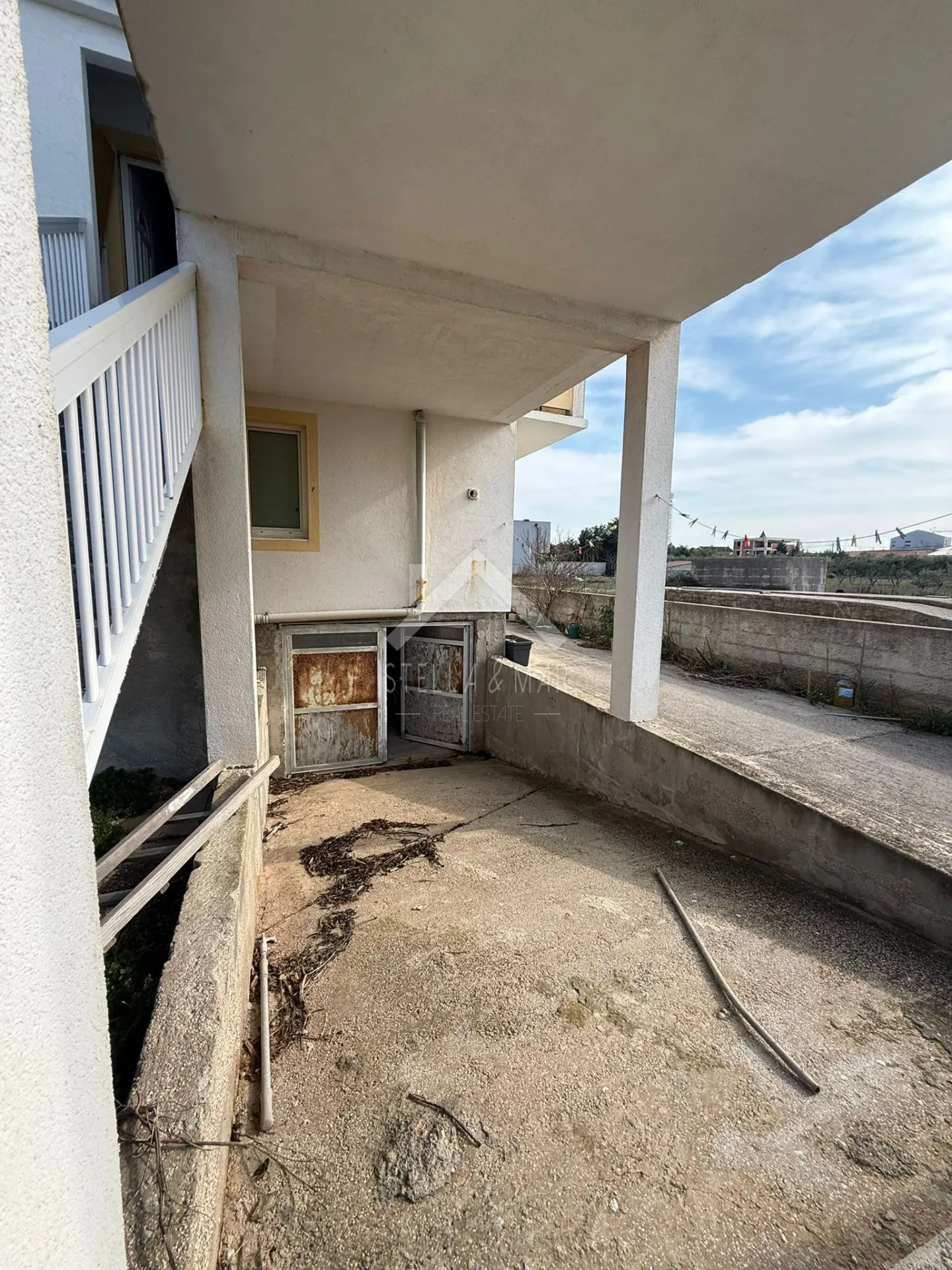 kuća sa tri stana i prostranom okućnicom od 1233m2,centar - vir - slika 18