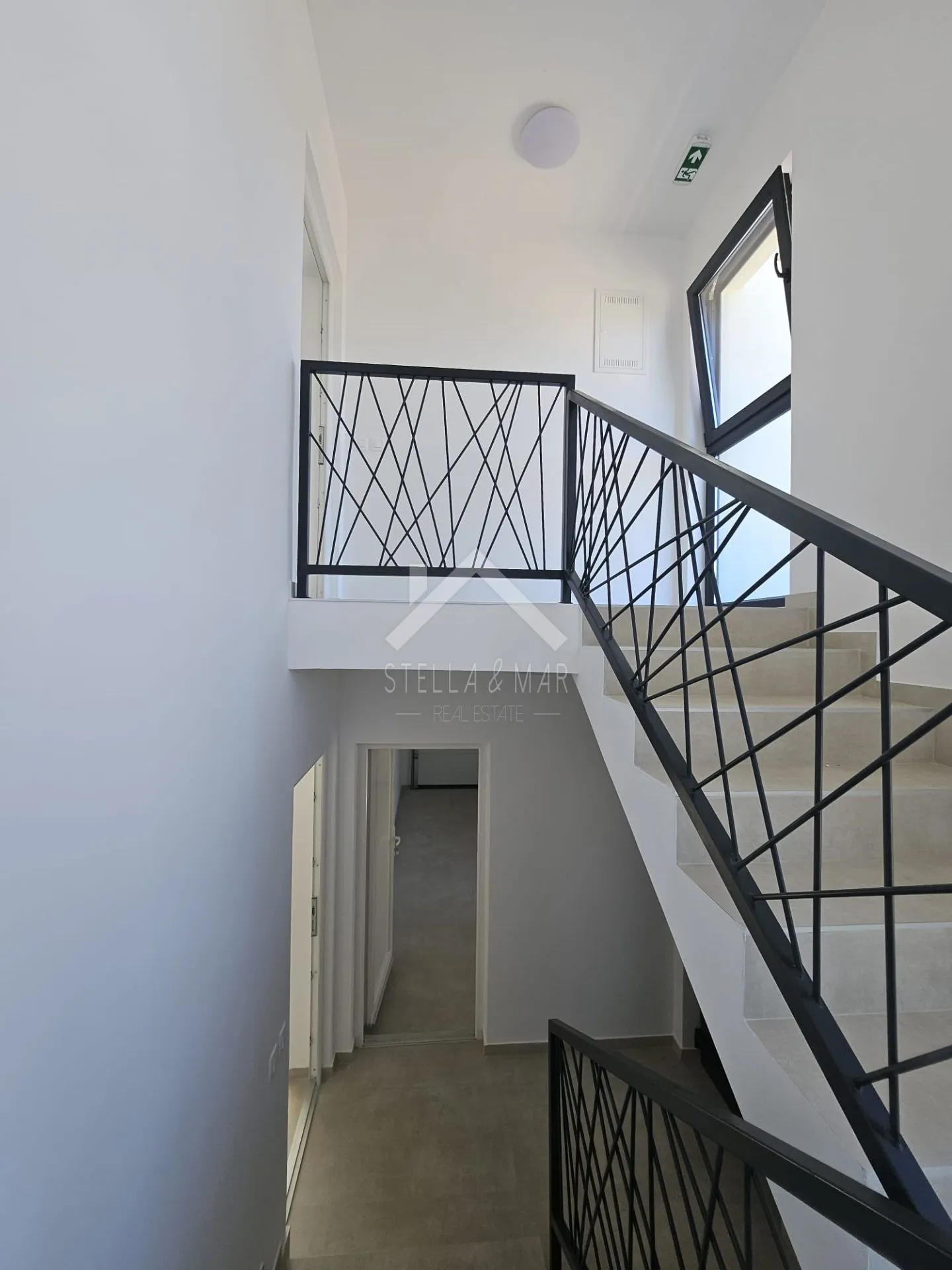 moderna vila sa 2 stana, garažom i bazenom - vir - slika 13