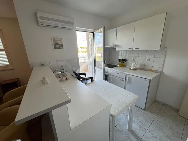 top lokacija! apartman prvi red do mora - sukošan - slika 6