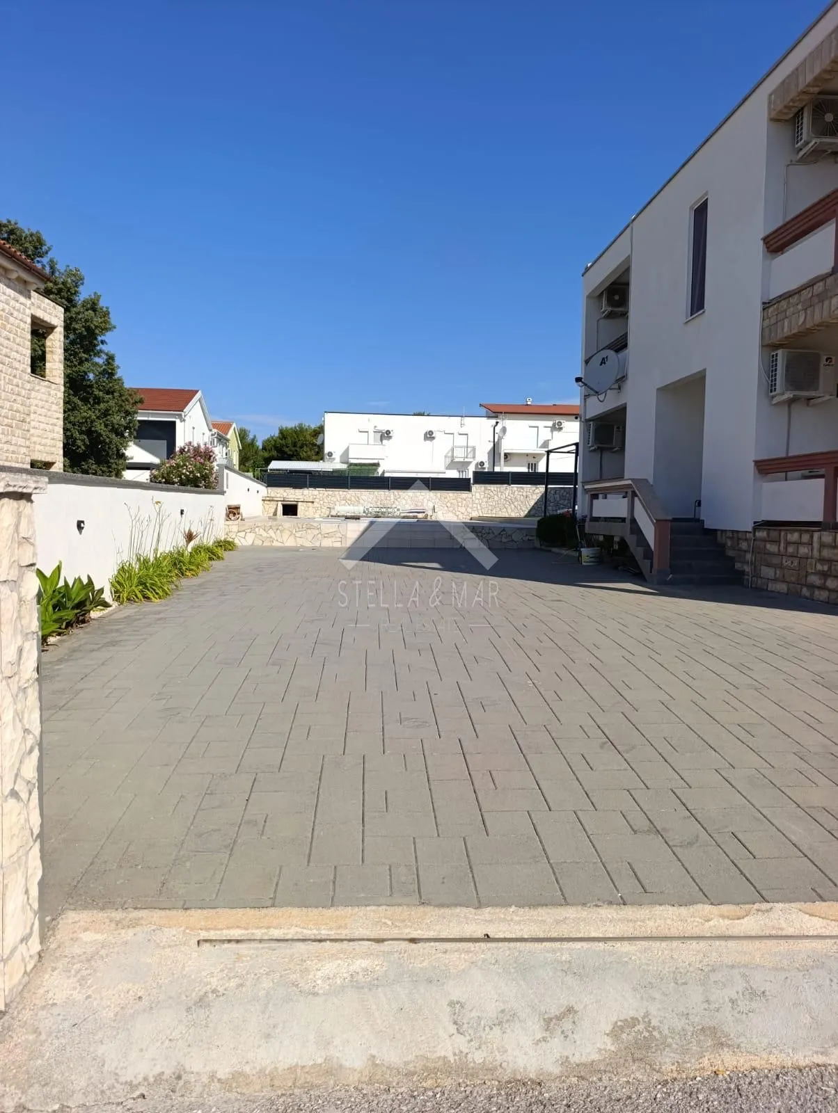 kuća sa 4 apartmana i bazenom - vir - slika 11