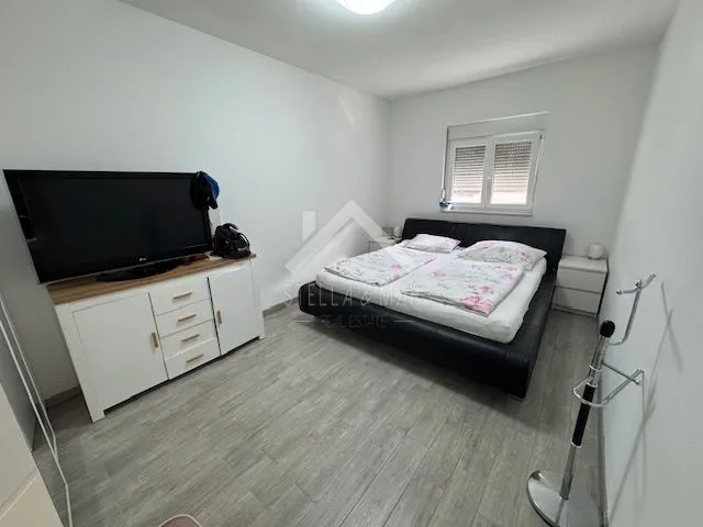 prekrasna kuća sa bazenom - rtina - slika 18