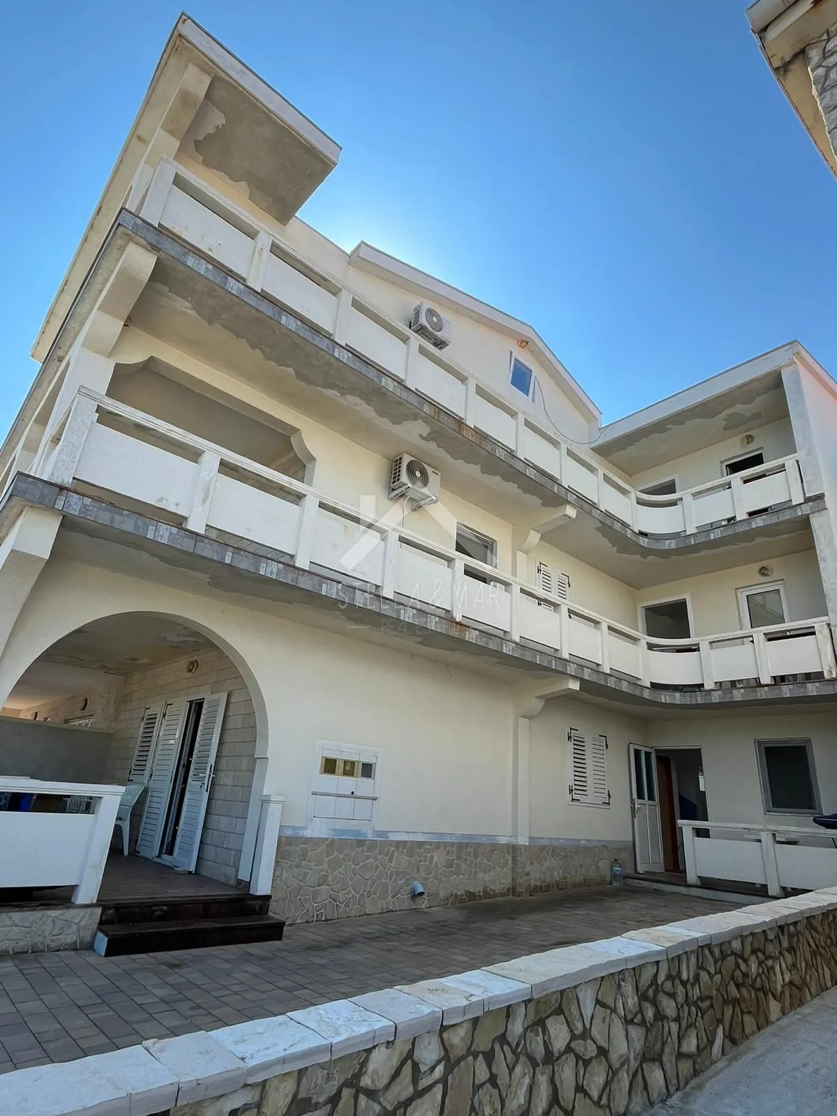 kuća sa 6 apartmana 1. red do mora - vir - slika 16