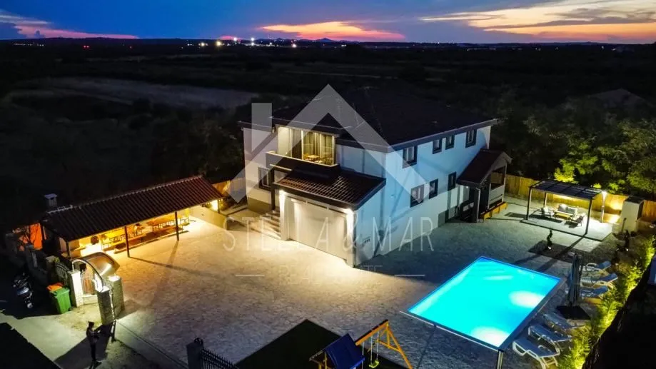 TOP PONUDA! Villa sa bazenom na prostranoj parceli - Zemunik Donji