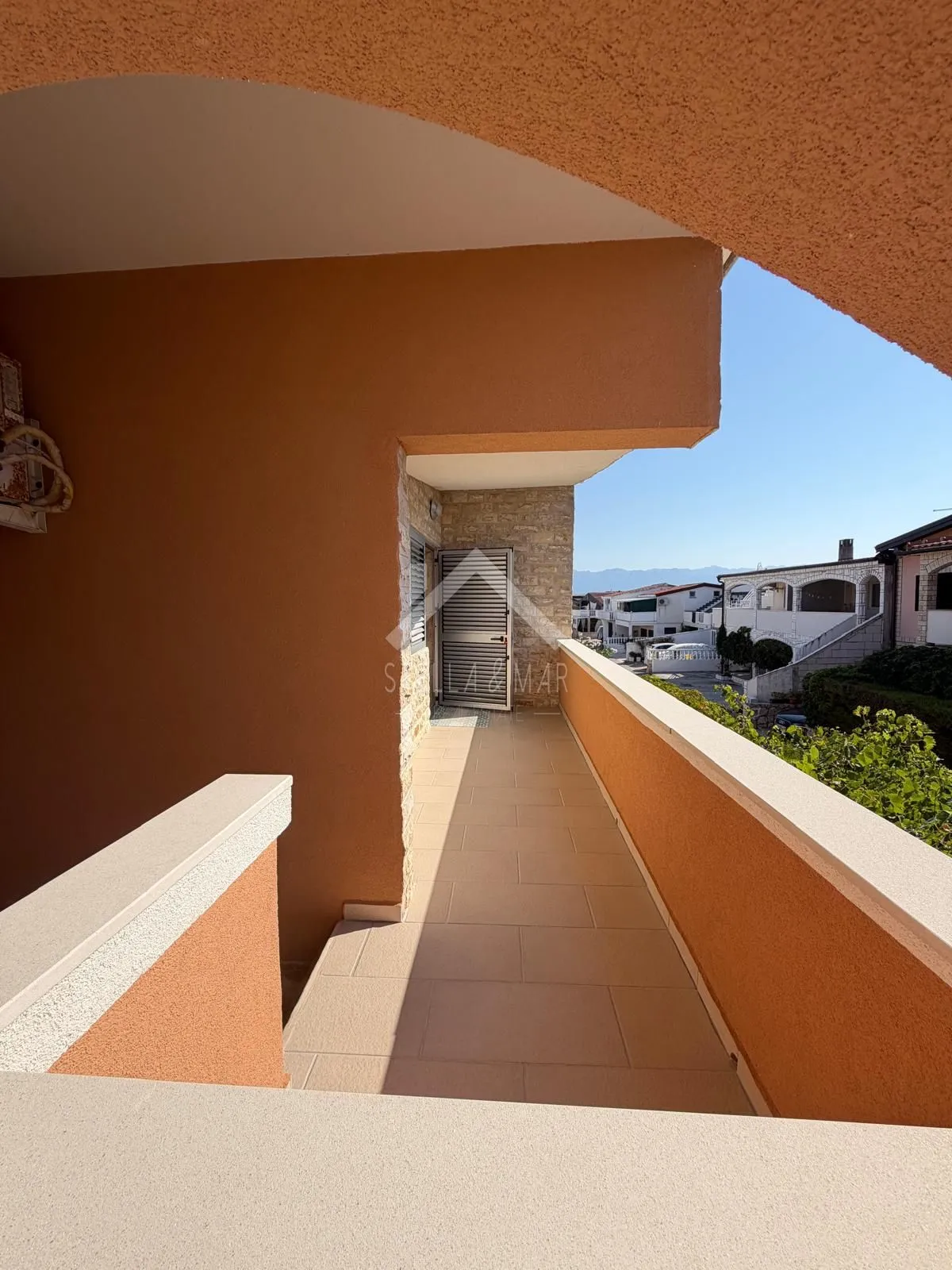 kuća sa 3 apartmana i garažom 350m do mora - vir - slika 10