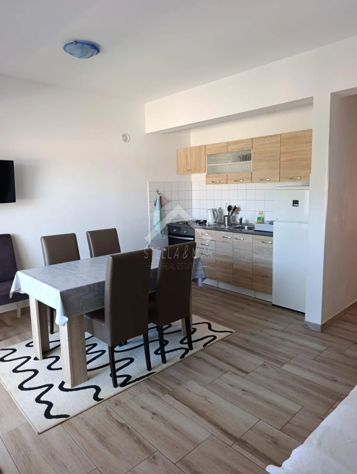 kuća sa 4 apartmana i bazenom - vir - slika 25