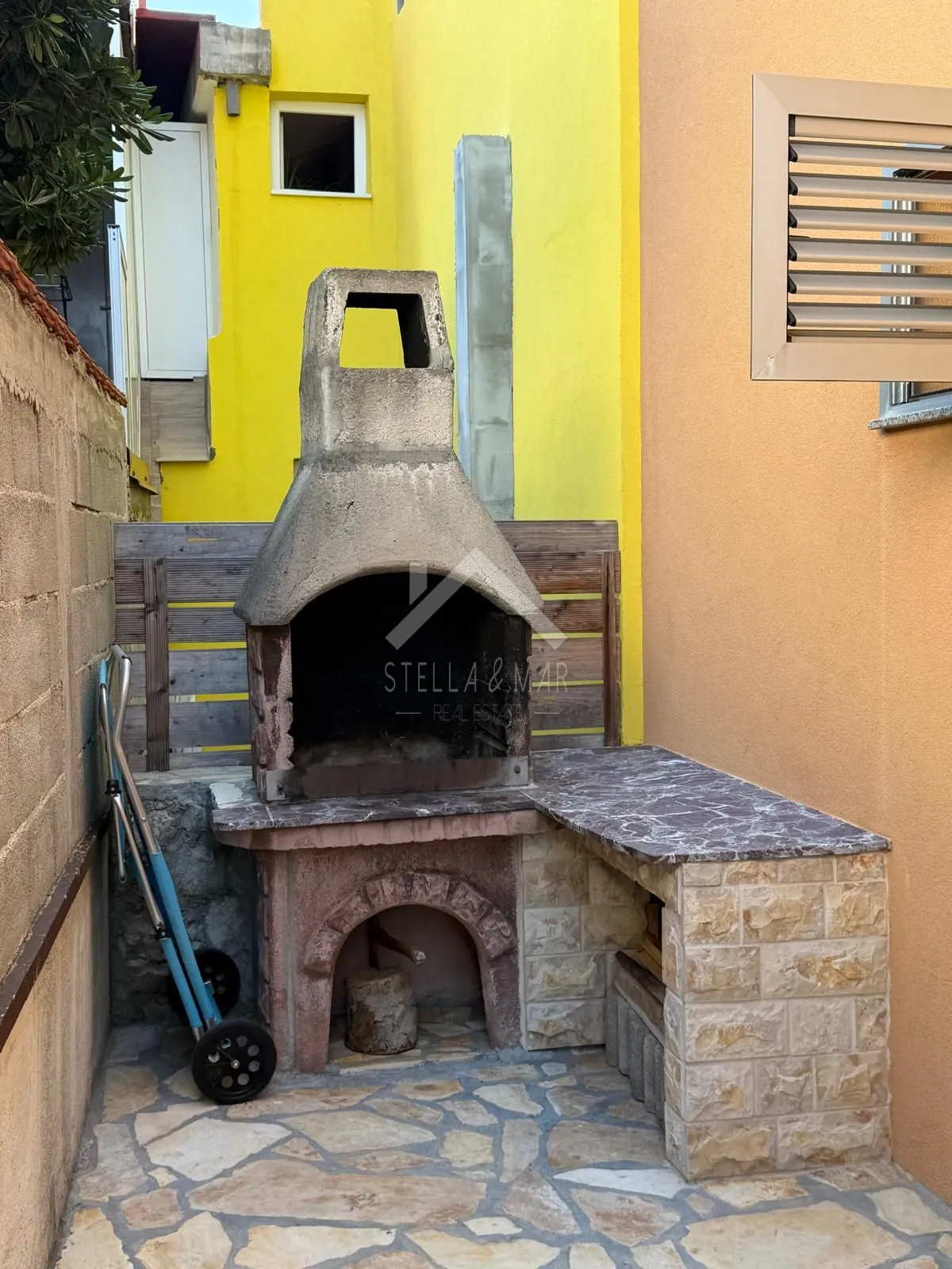 kuća sa 3 apartmana i garažom 350m do mora - vir - slika 5