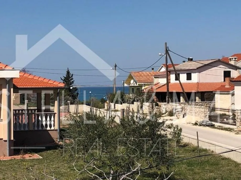 ljubač ; kuća sa tri apartmana ; pogled na more ! - slika 25
