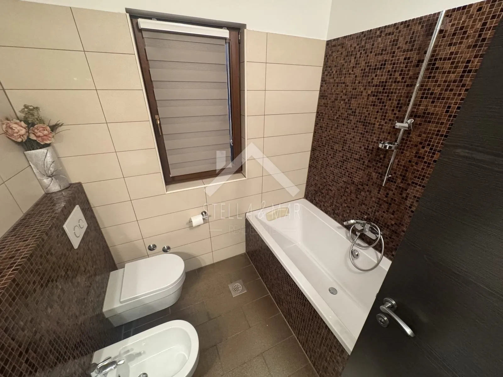 kuća sa garažom u centru otoka - vir - slika 17