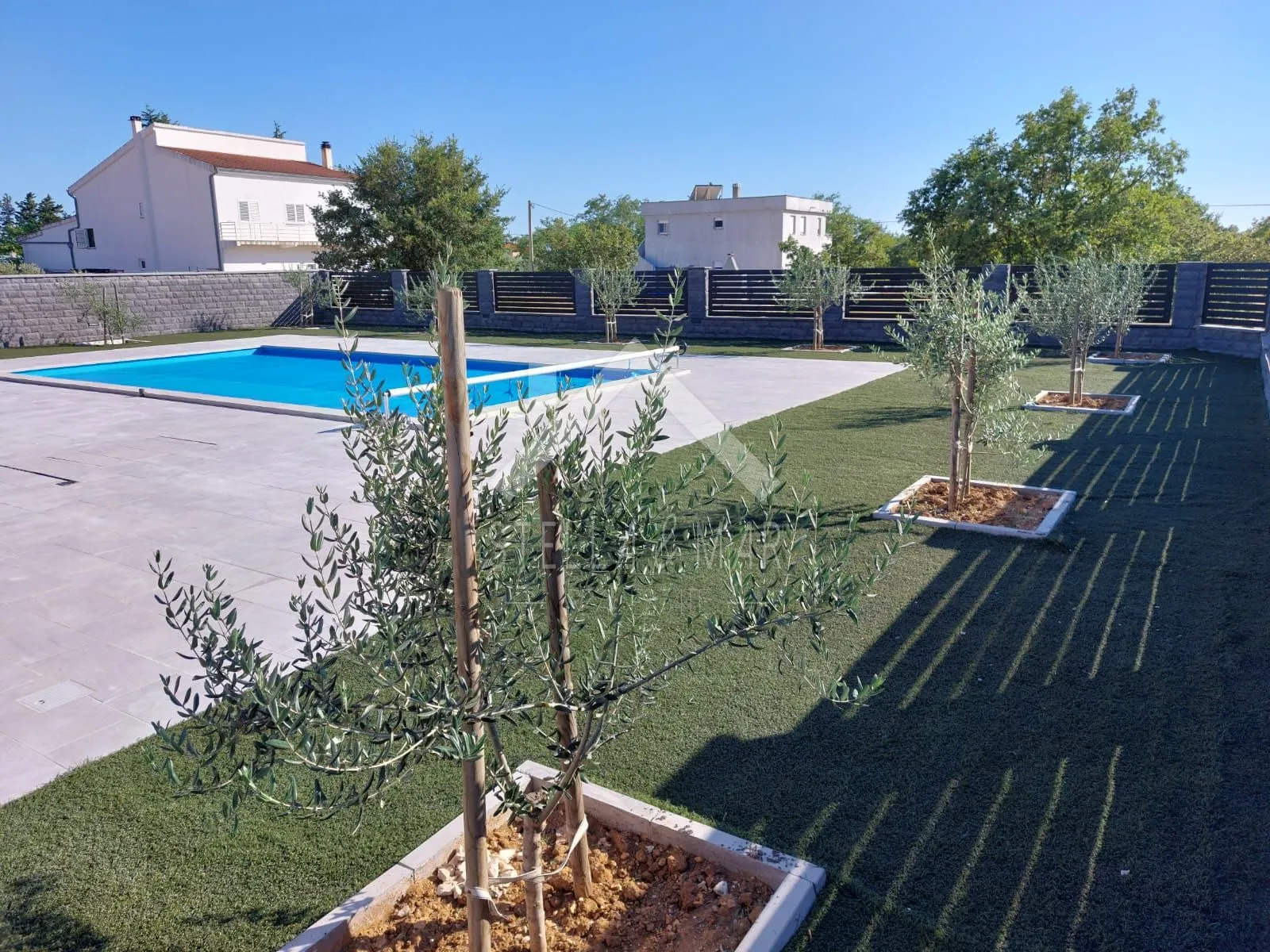 vila sa bazenom, velika okućnica - murvica - slika 8