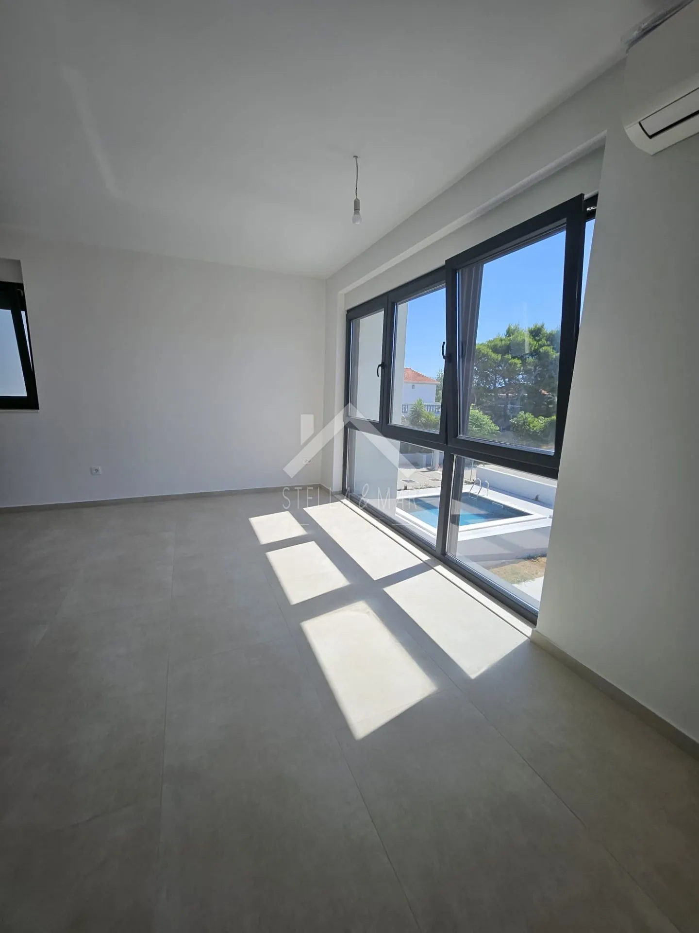 moderna vila sa 2 stana, garažom i bazenom - vir - slika 25
