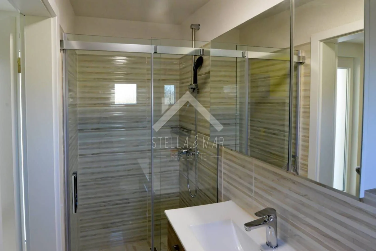 apartman sa 3 pomoćna objekta i bazenom - privlaka - slika 24