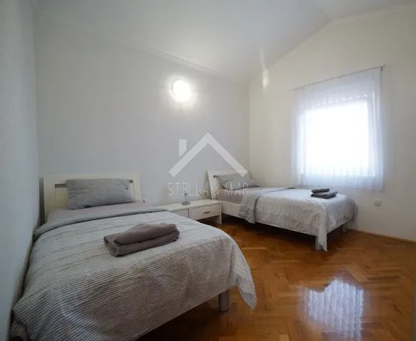dvosobni apartman sa pogledom na more - kožino - slika 25