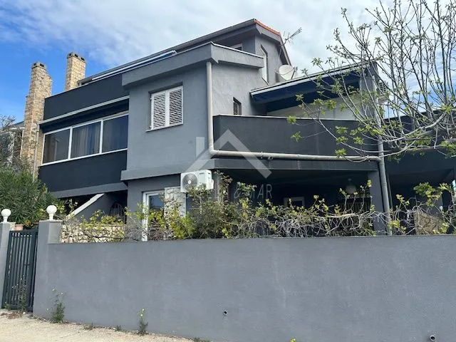 dvoetažni stan, pogled na more - vir - slika 1