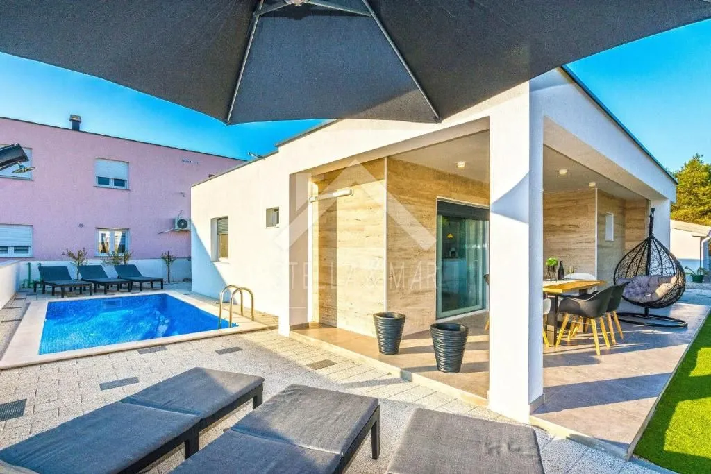Vila sa bazenom, dva apartmana - Vir