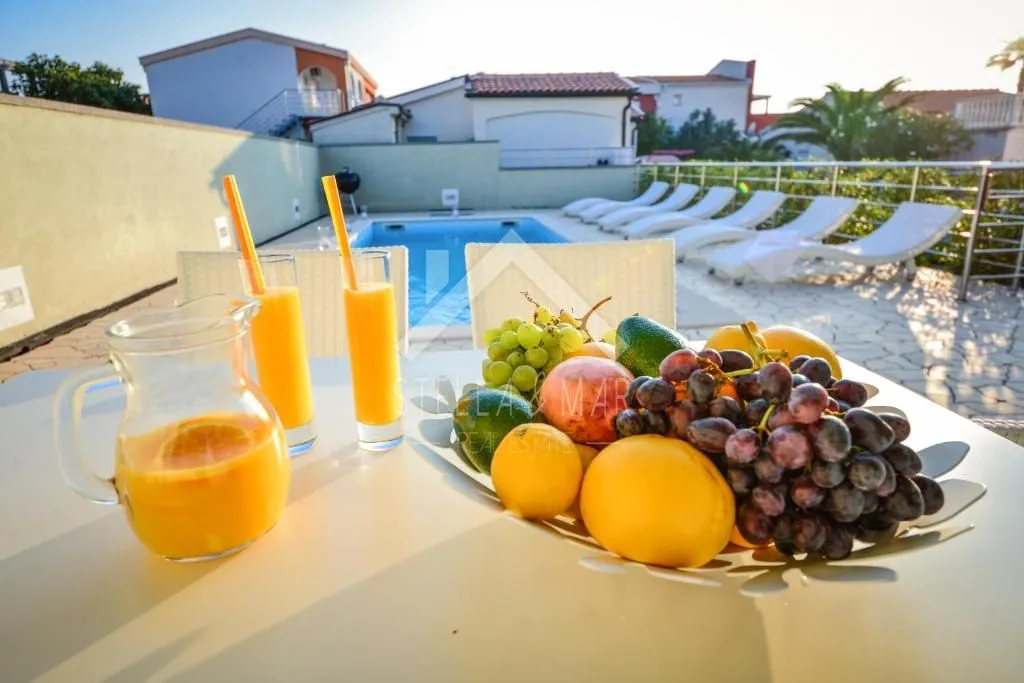 villa sa bazenom na atraktivnoj lokaciji - vir - slika 4