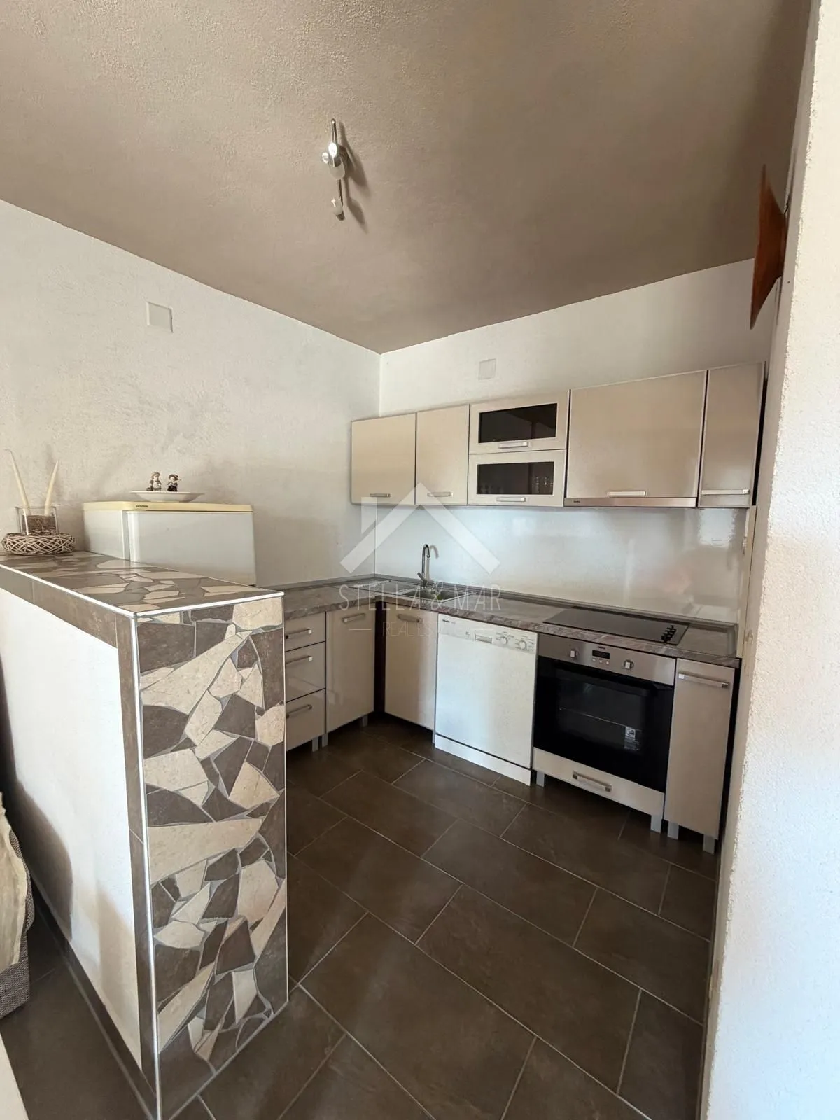 kuća sa 3 apartmana i garažom 350m do mora - vir - slika 19