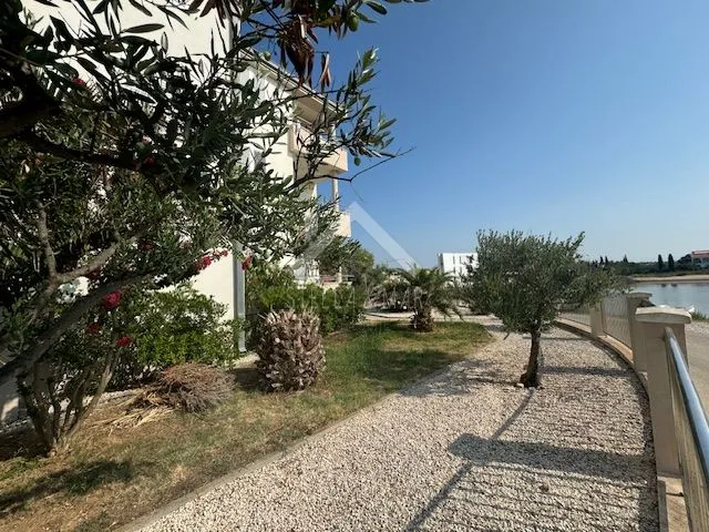 jednosobni apartman prvi red uz more- sukošan - slika 12