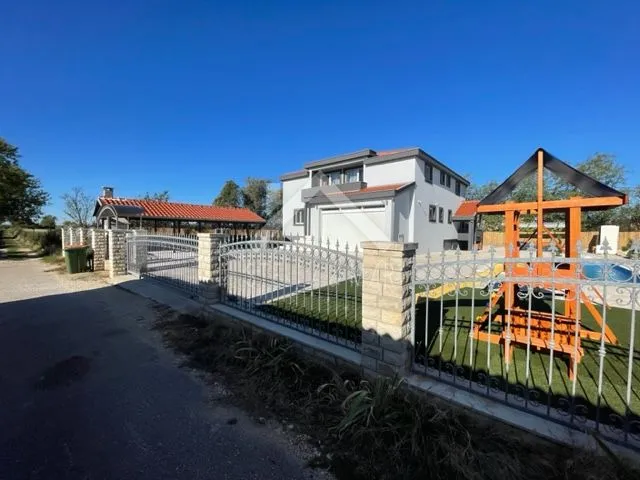 top ponuda! villa sa bazenom na prostranoj parceli - zemunik donji - slika 10