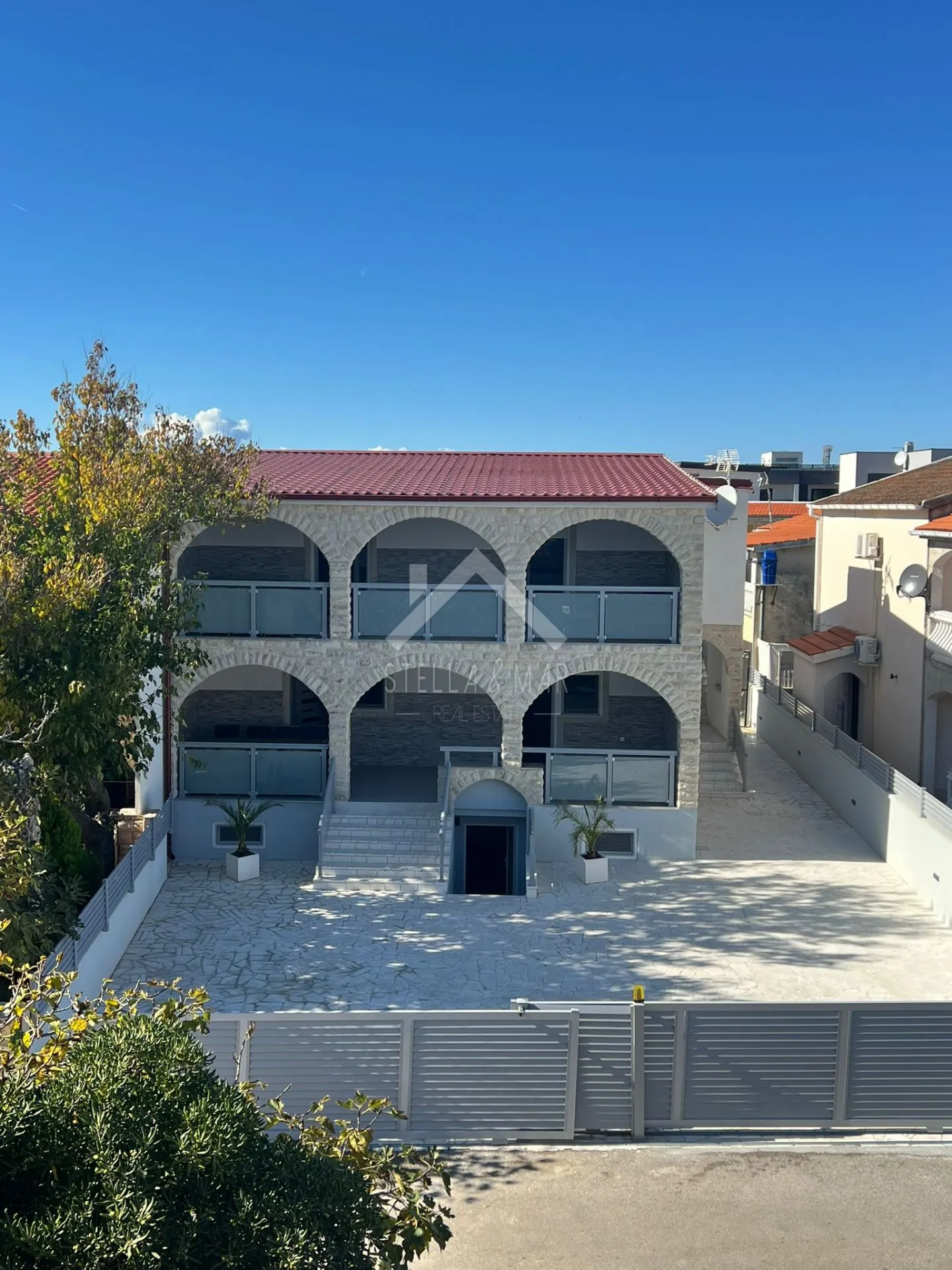 prekrasna kuća sa 3 apartmana - vir - slika 2