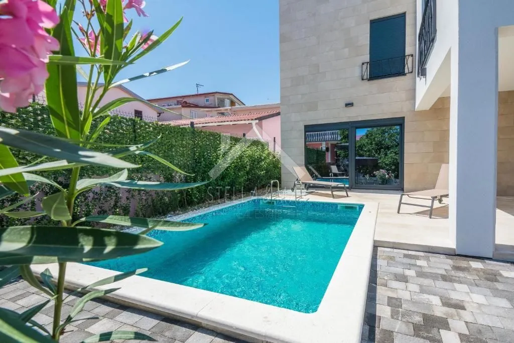 Villa sa Bazenom, miran predio - Vir