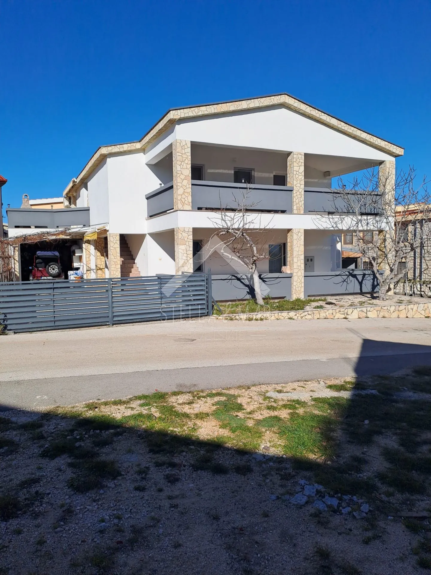 prostrana kuća sa 4 apartmana - vir - slika 3