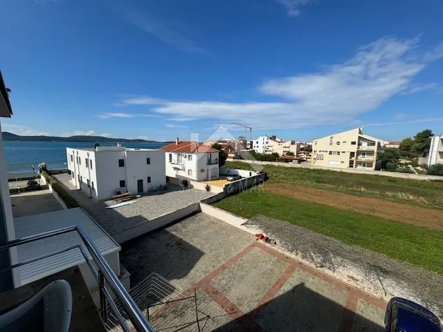 jednosobni apartman prvi red uz more- sukošan - slika 9