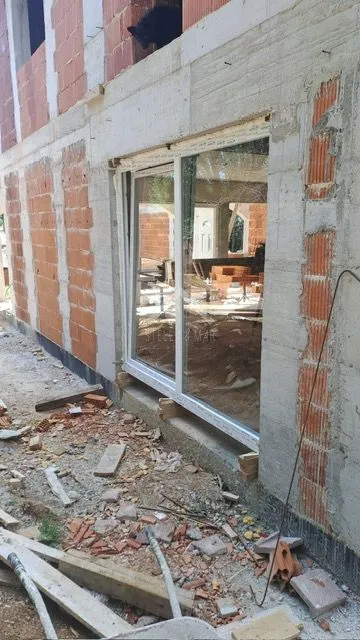 kuća sa bazenom i pomoćnim objektom - lovinac - slika 17