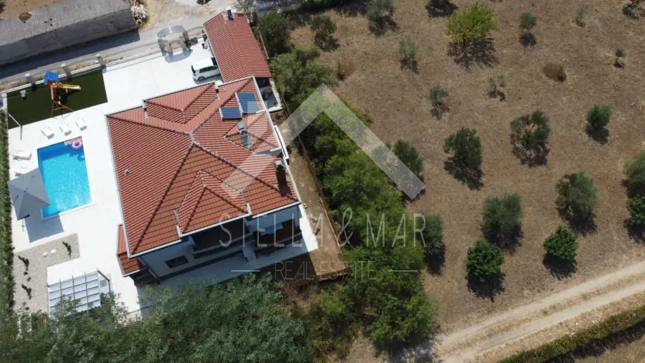 top ponuda! villa sa bazenom na prostranoj parceli - zemunik donji - slika 12