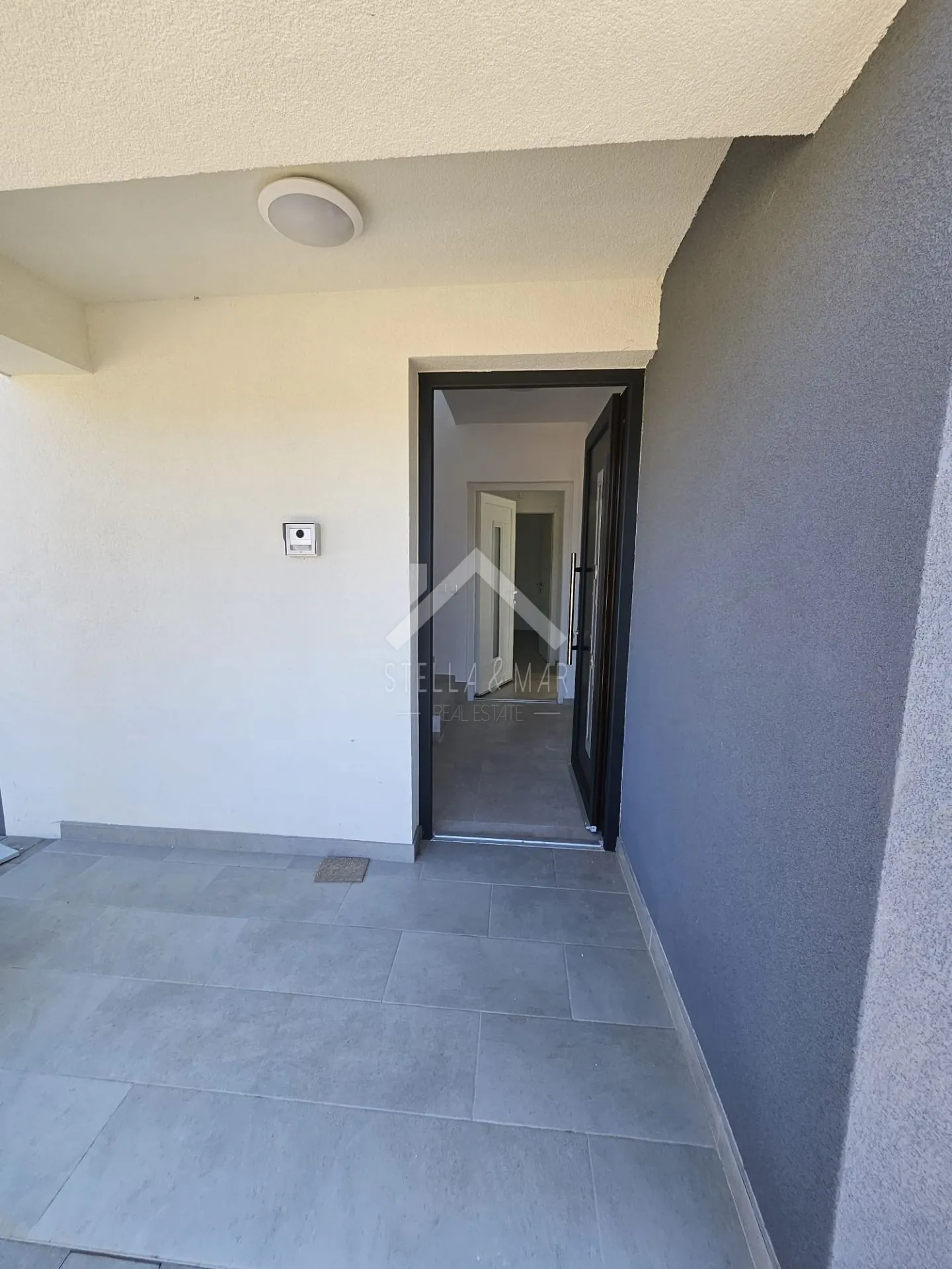 moderna vila sa 2 stana, garažom i bazenom - vir - slika 33