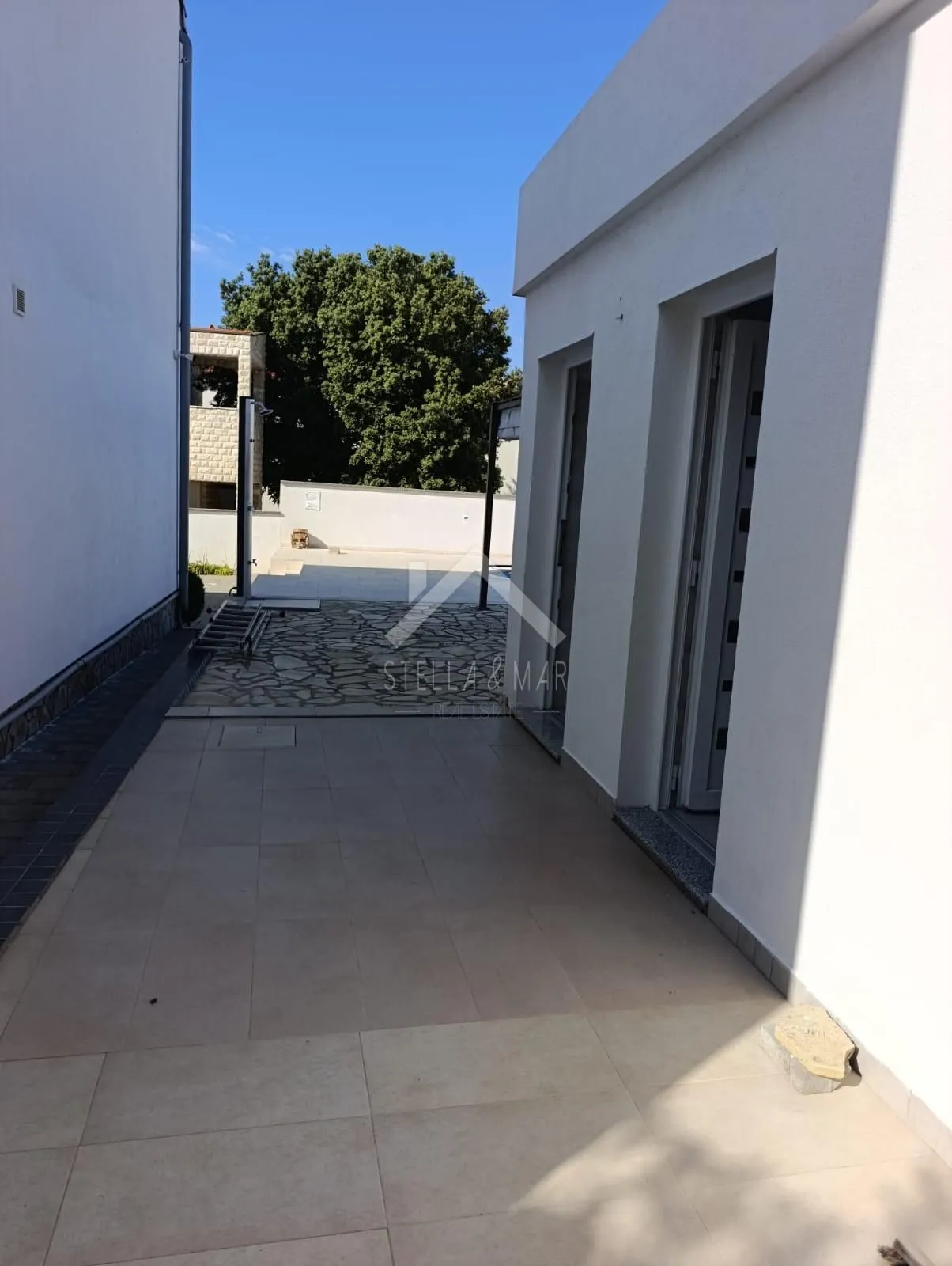 kuća sa 4 apartmana i bazenom - vir - slika 13