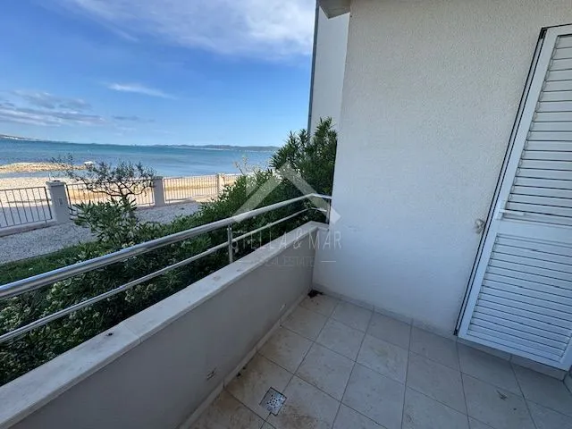 top lokacija!! apartman prvi red do mora - sukošan - slika 3