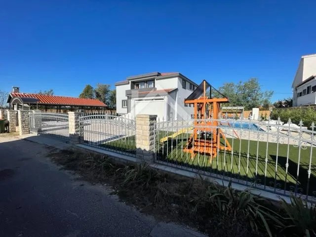top ponuda! villa sa bazenom na prostranoj parceli - zemunik donji - slika 11