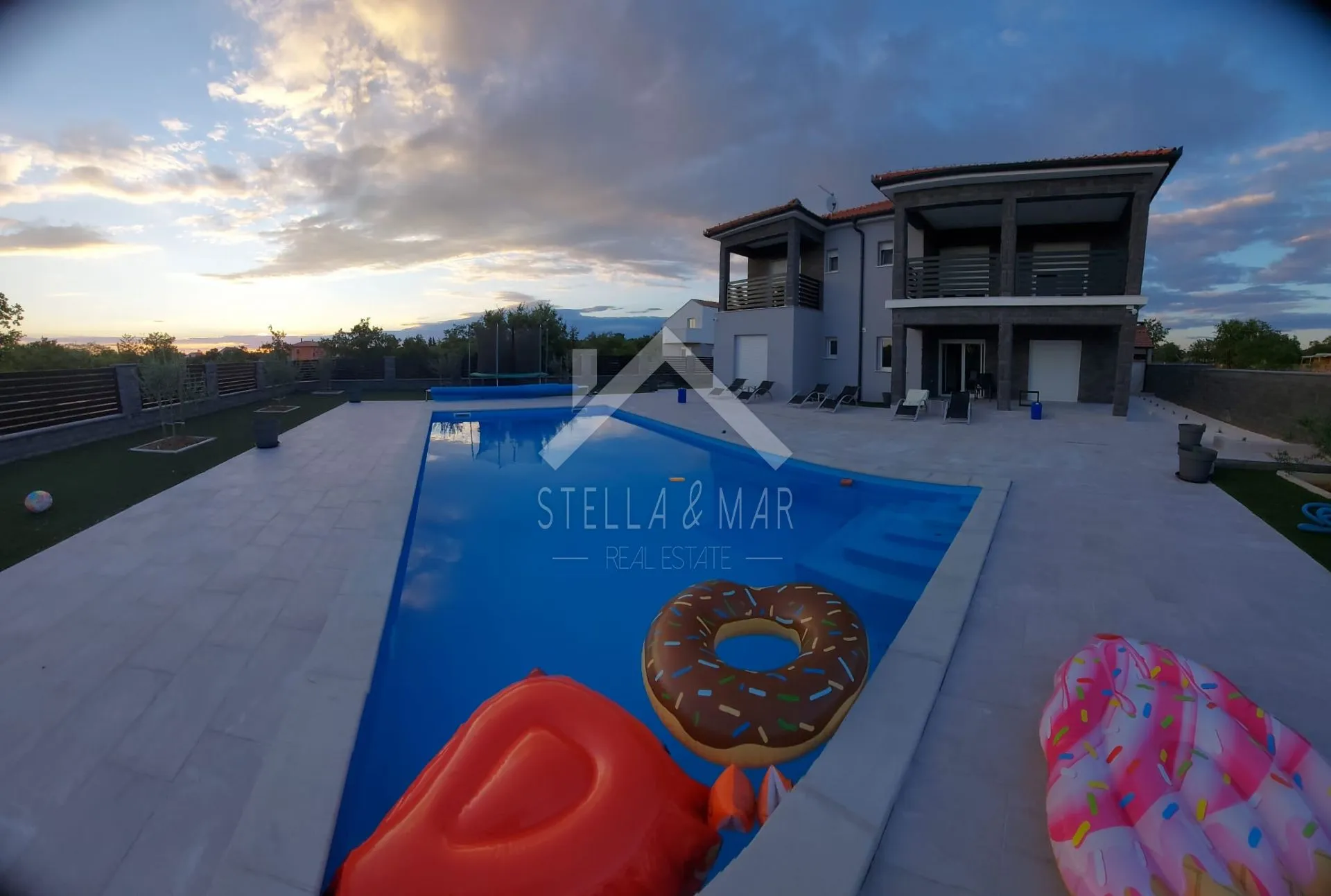 vila sa bazenom, velika okućnica - murvica - slika 22