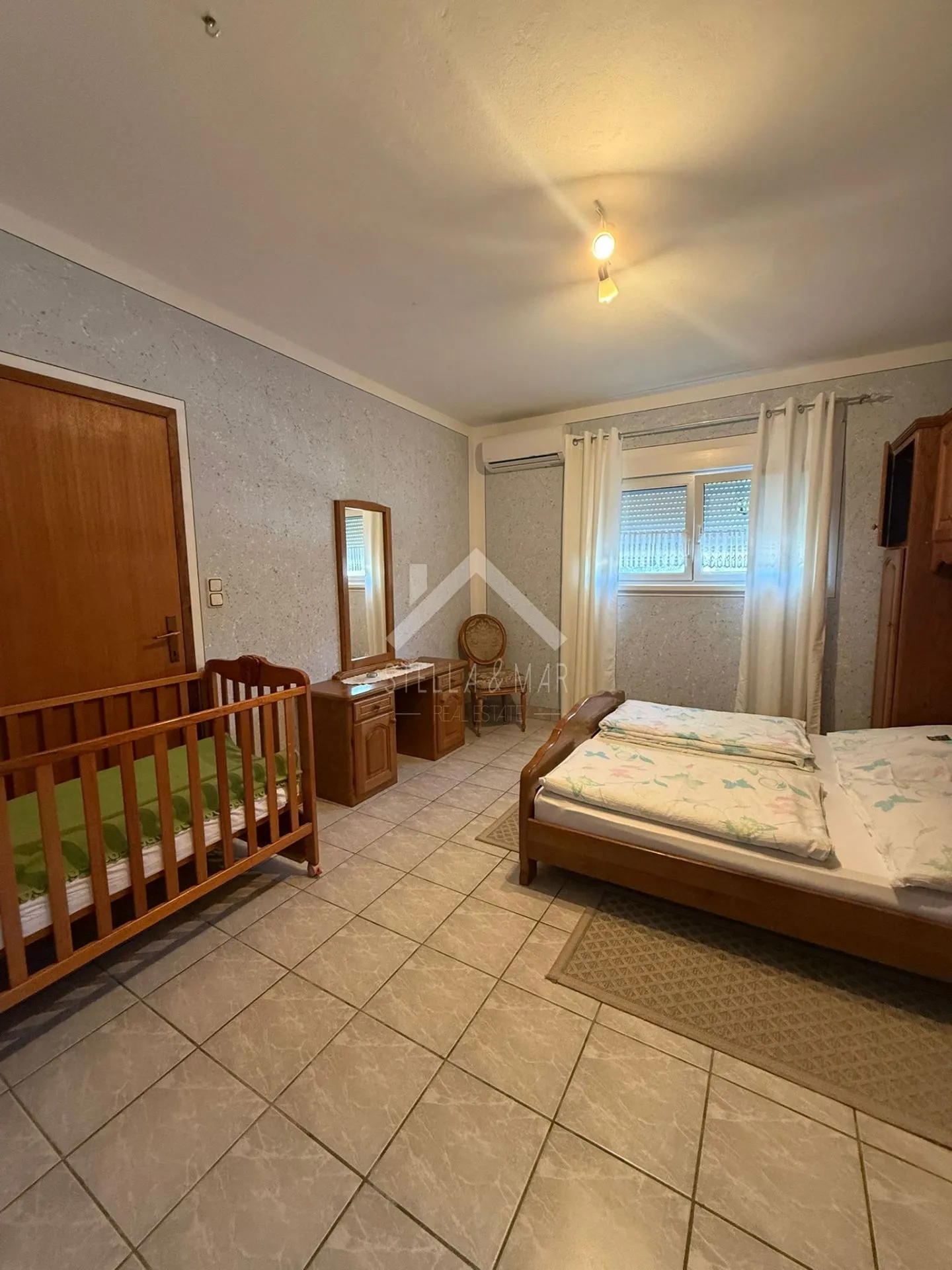 kuća sa dva apartmana, prostrano dvorište - vir - slika 9